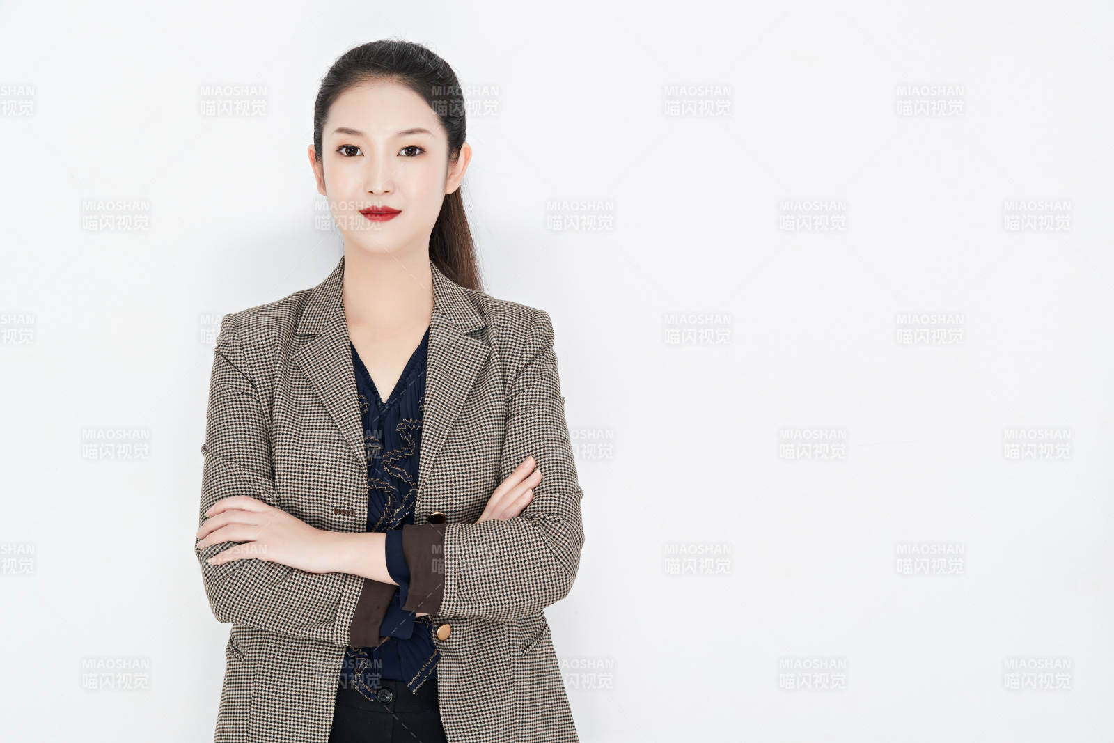 白色背景下的美丽商务女性肖像图片