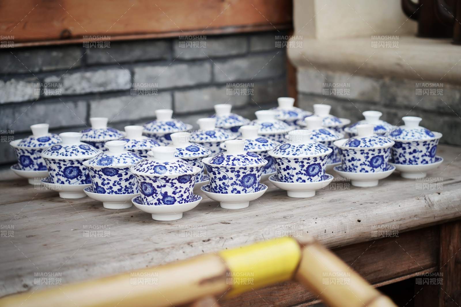 青花瓷盖碗整齐排列图片