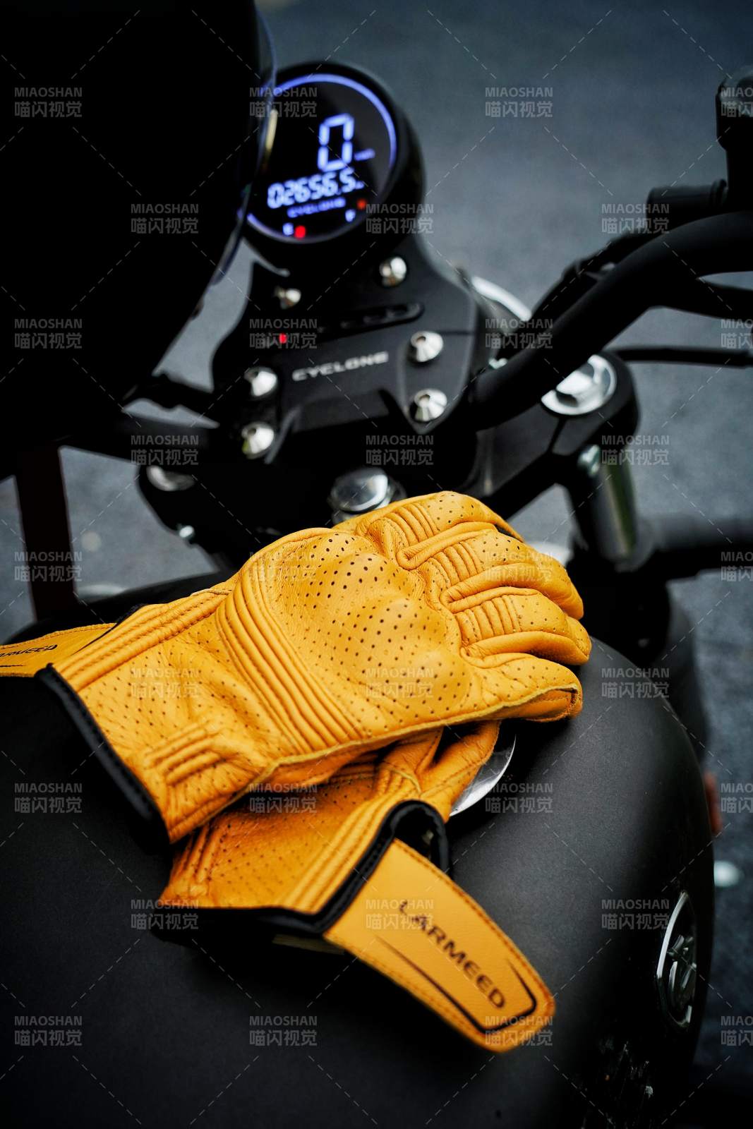 橙色手套与摩托车图片