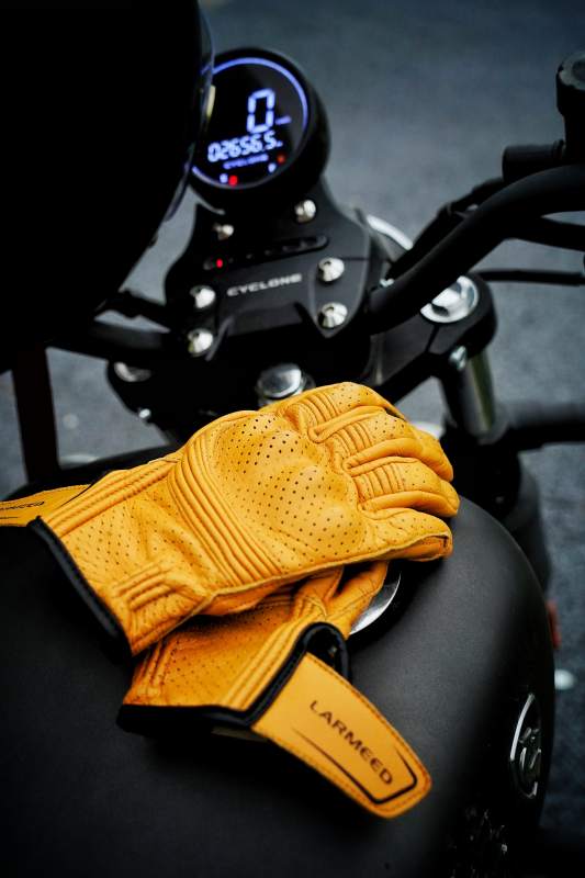 橙色手套与摩托车图片