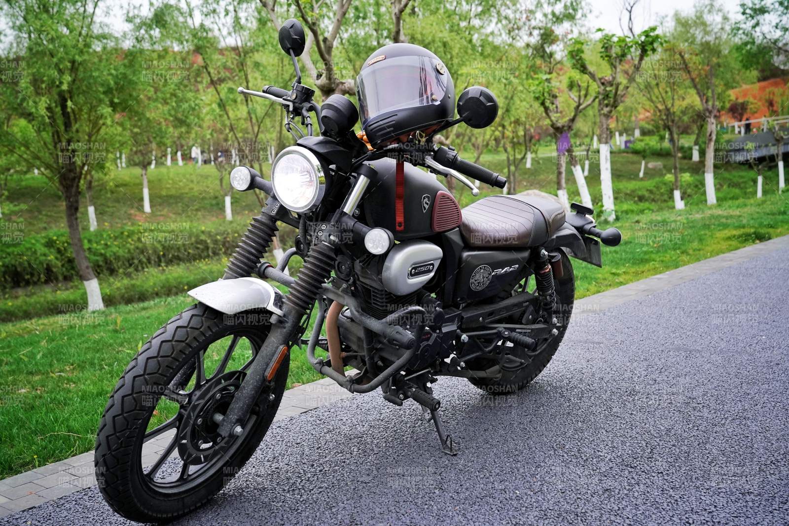 复古摩托车停路边图片