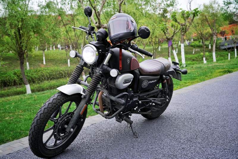 复古摩托车停路边图片