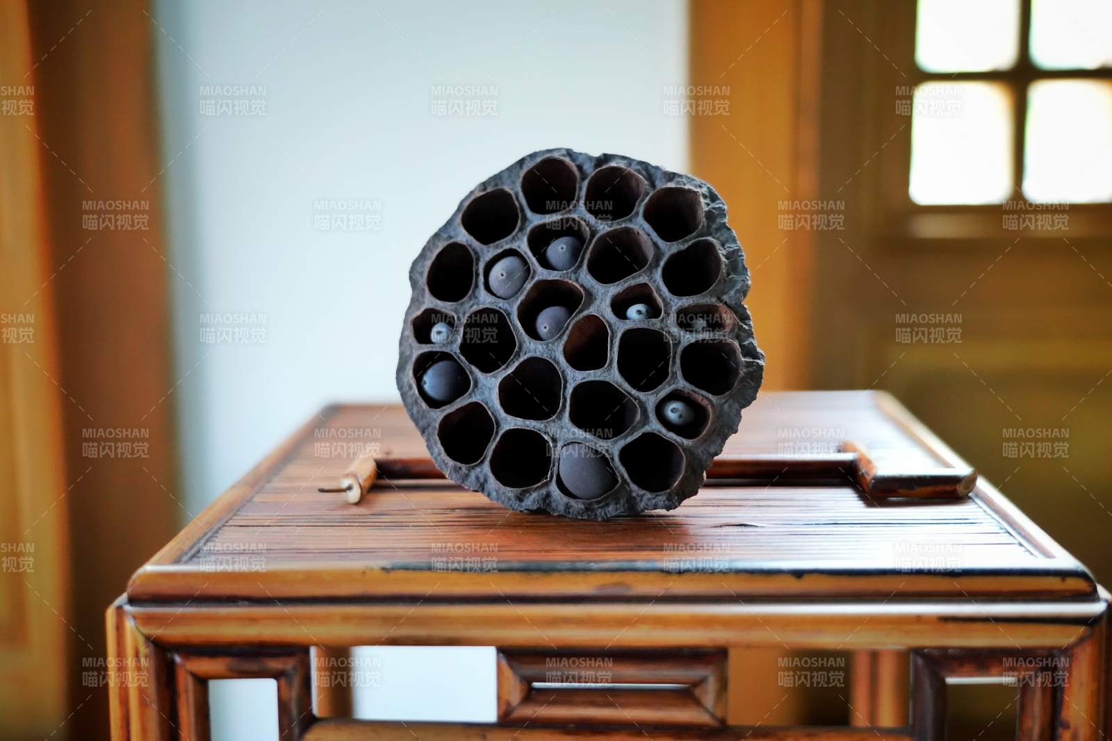 莲蓬静置木桌图片