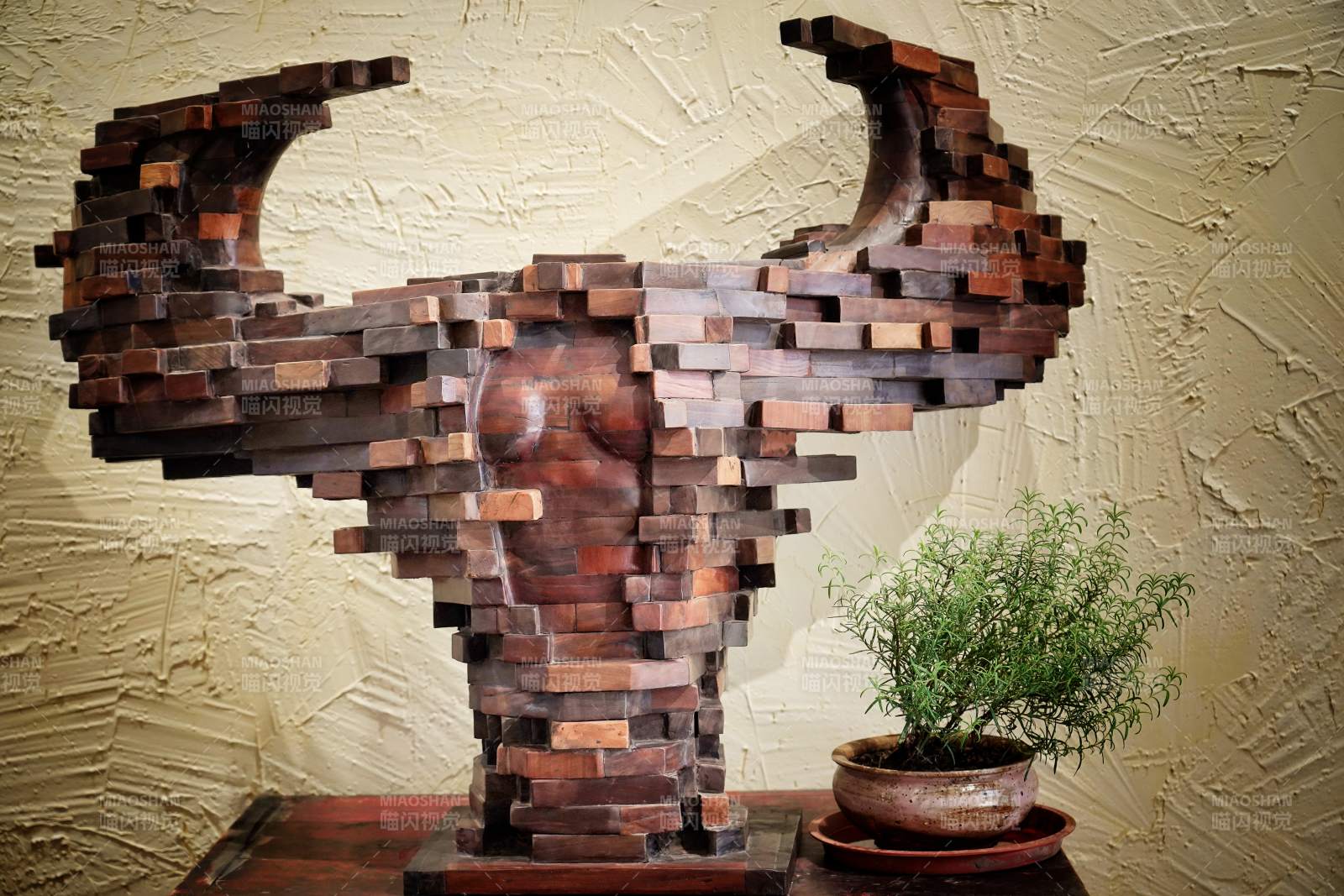 木块拼接牛头雕塑图片