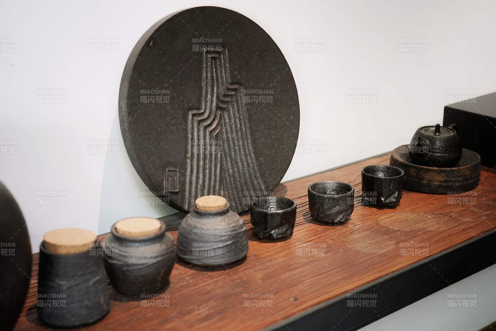 陶器陈列艺术图片