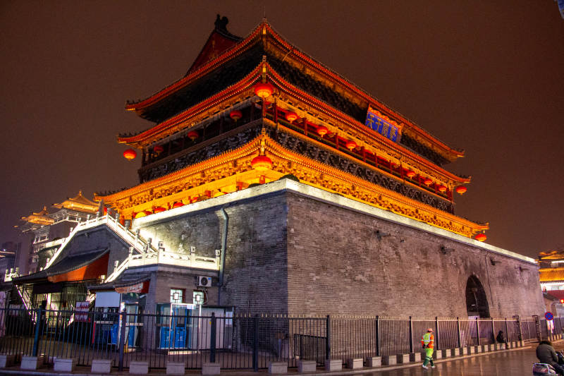 西安夜色中的钟楼图片