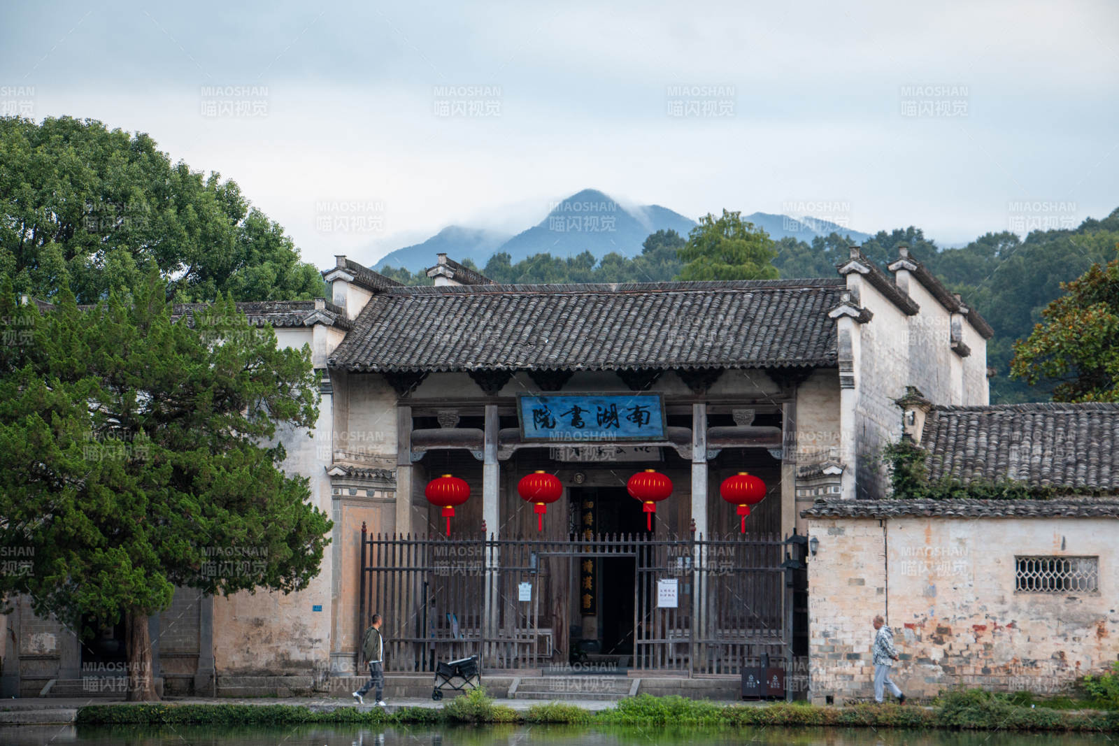 宏村南湖古村门楼映山水图片