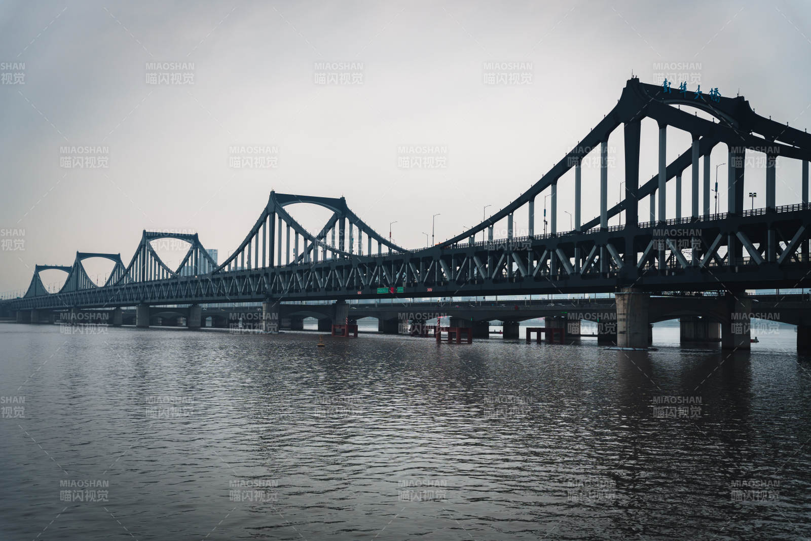 杭州钱塘江桥横跨水面图片