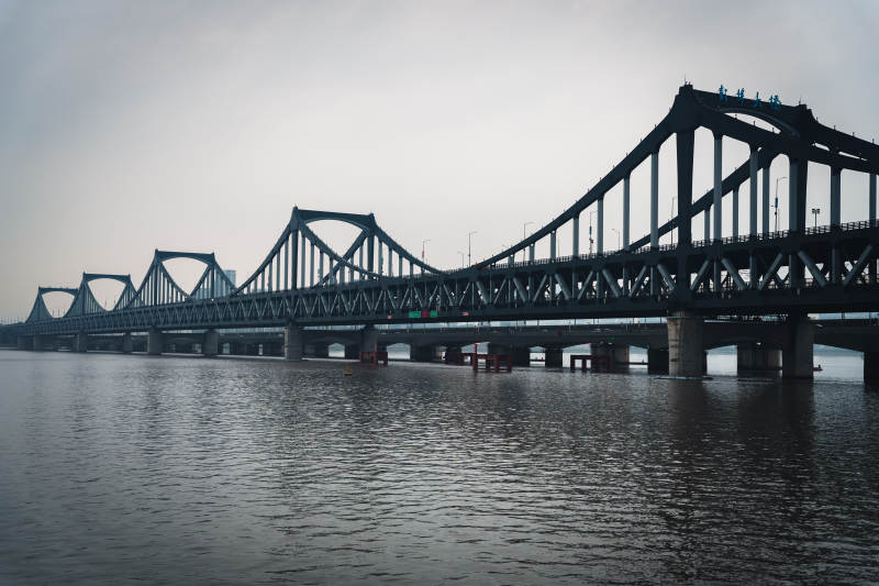 杭州钱塘江桥横跨水面图片