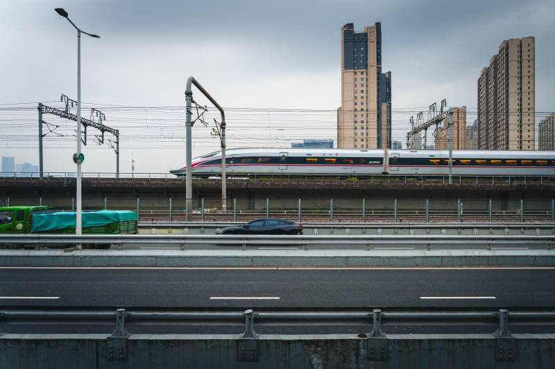 杭州高铁飞驰城市间图片