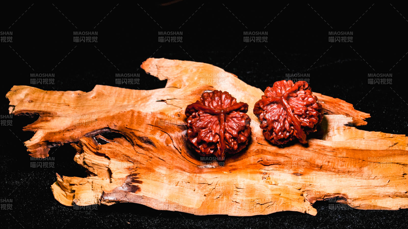 核桃静置于木板上图片