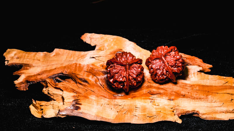 核桃静置于木板上图片