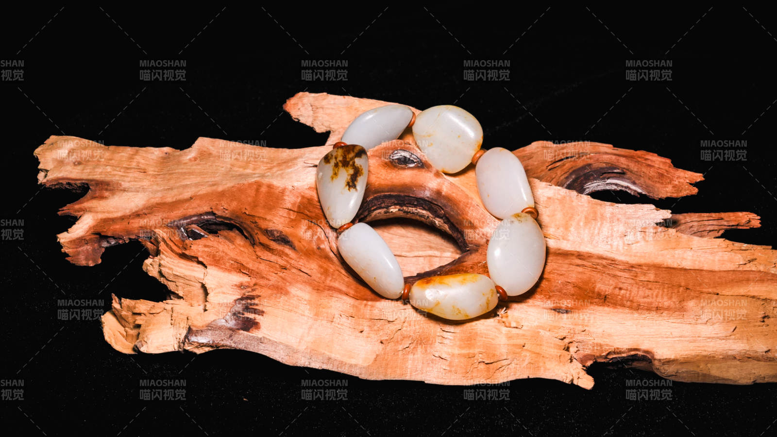 玉镯置于木纹之上图片