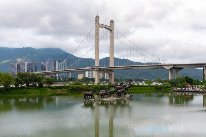 福州鼓山大桥与群马奔腾图片