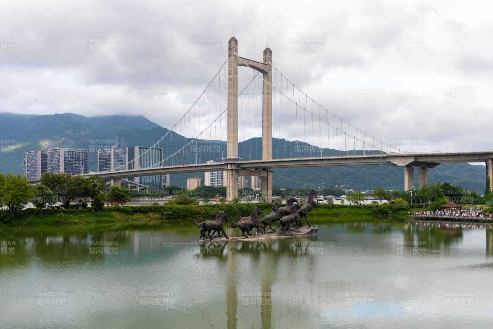福州鼓山大桥与群马奔腾图片
