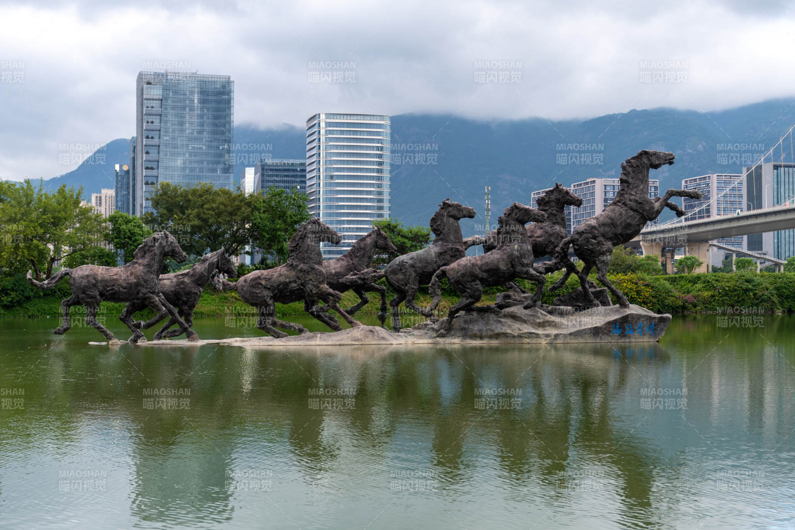 福州花海公园奔马雕塑湖畔图片