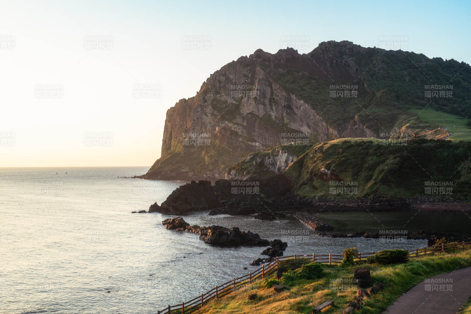 韩国济州岛城山日出峰日出海岸悬崖图片