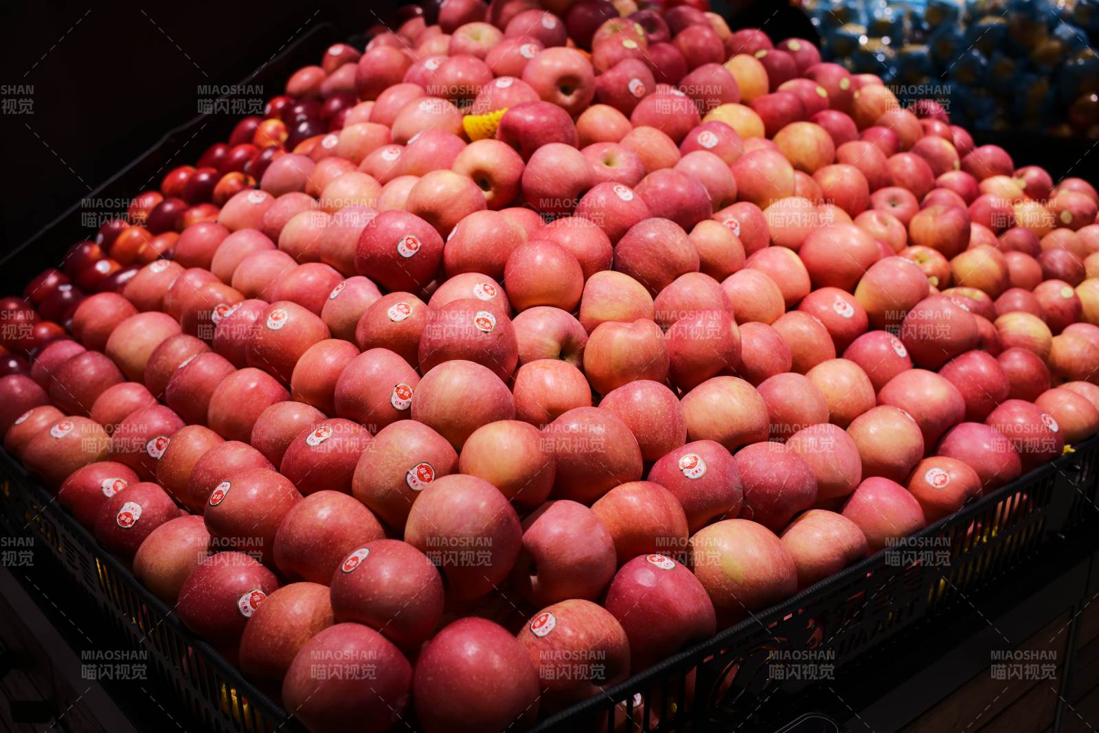 红润苹果堆满筐图片