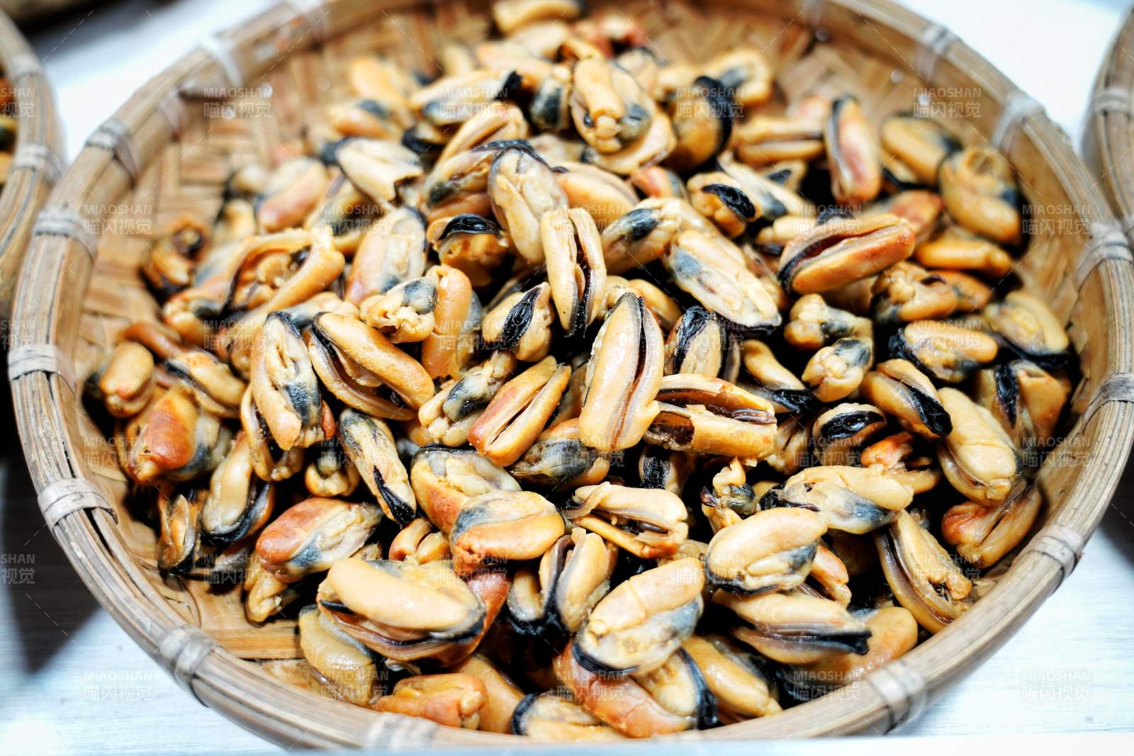 新鲜贻贝盛满竹篮图片