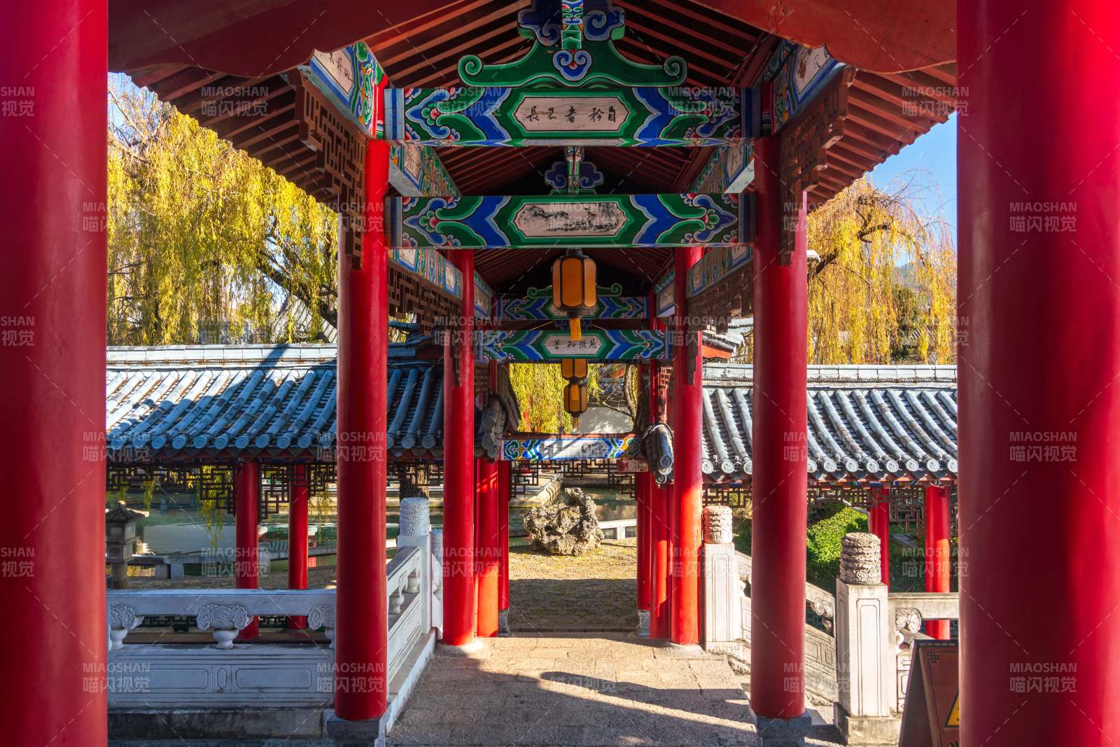 云南丽江木府古色古香的亭廊图片