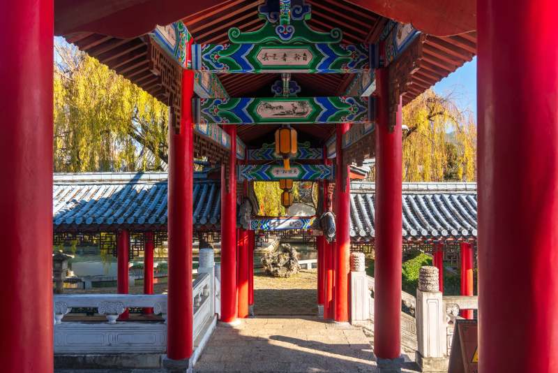 云南丽江木府古色古香的亭廊图片