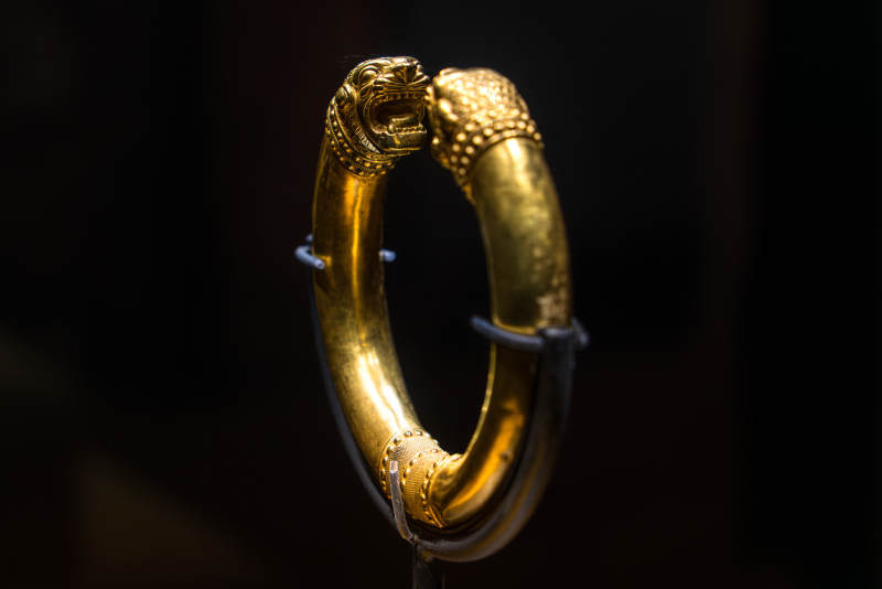 伊朗阿切美尼德王朝的黄金狮首授权环图片