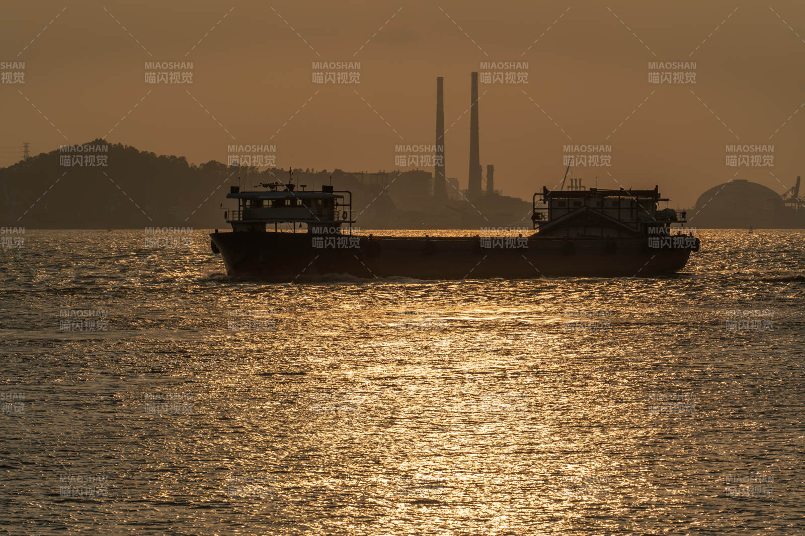 暮色下珠江上的货船图片