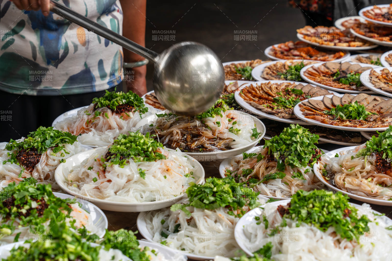 云南美食盛宴香气四溢图片