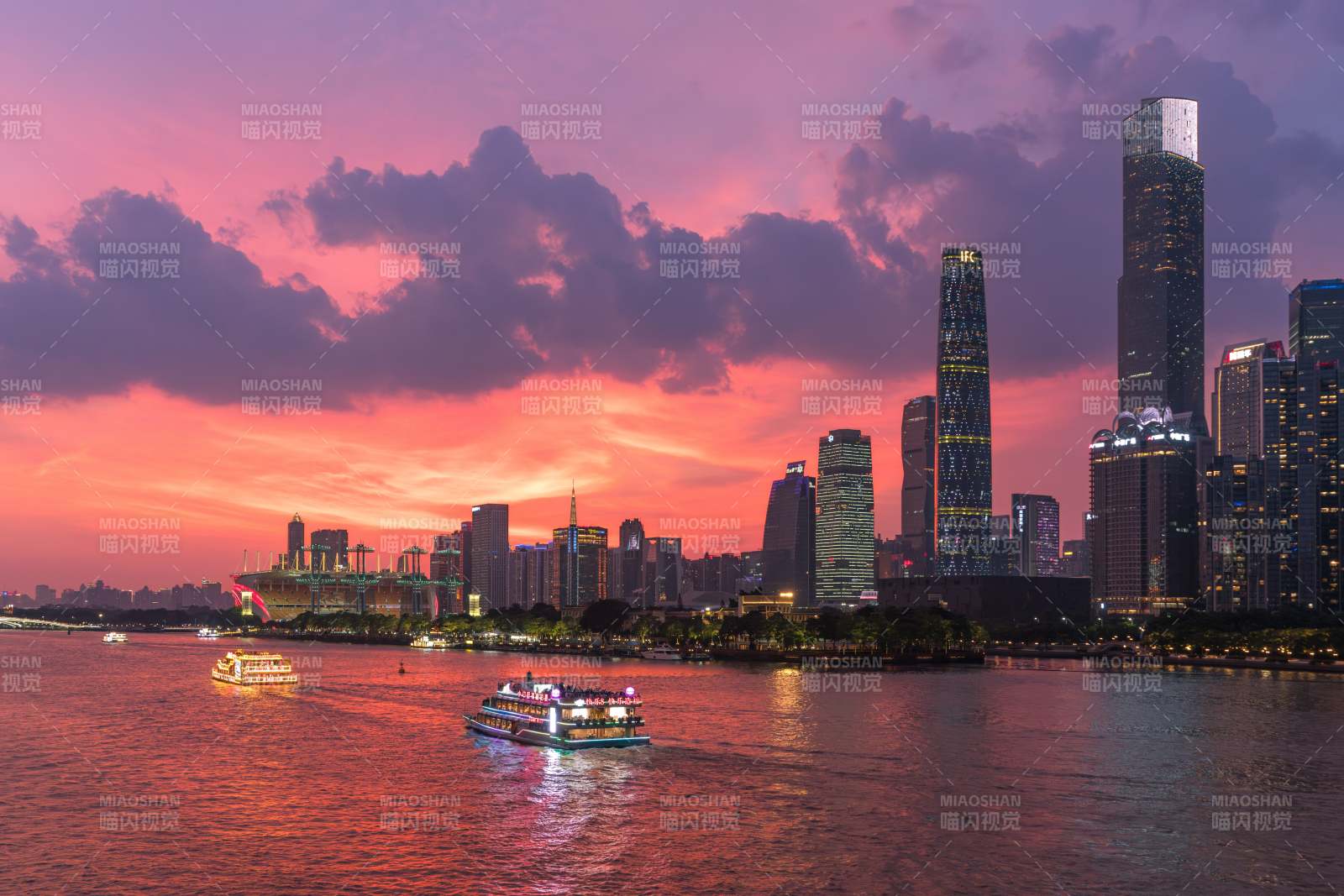 广州珠江新城上珠江夜游游船图片