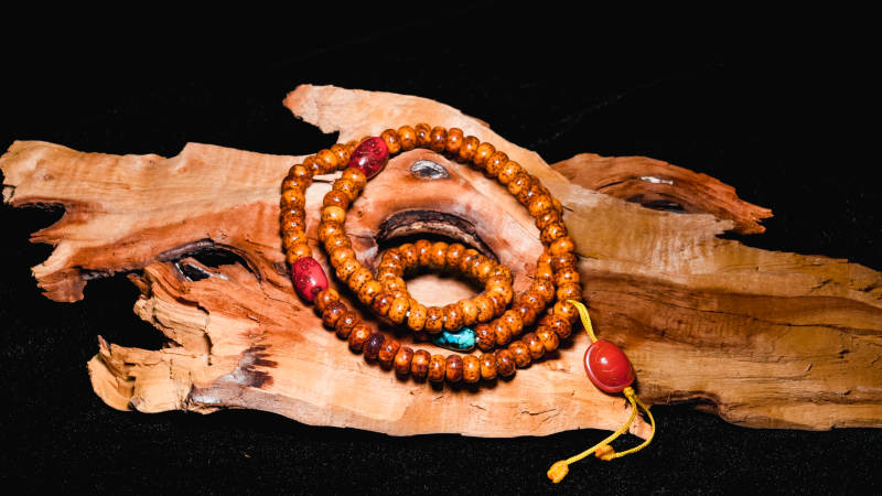 佛珠静置木纹上图片