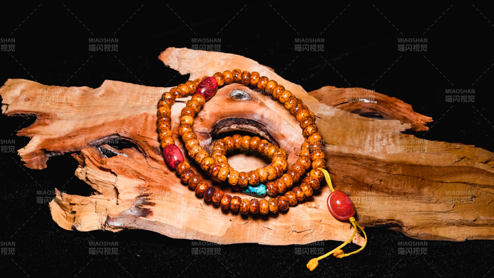 佛珠静置木纹上图片