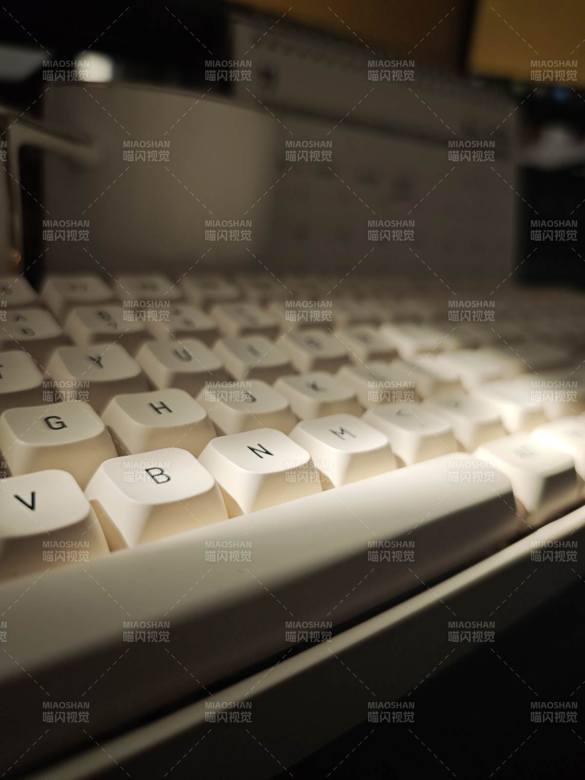 键盘特写光影图片