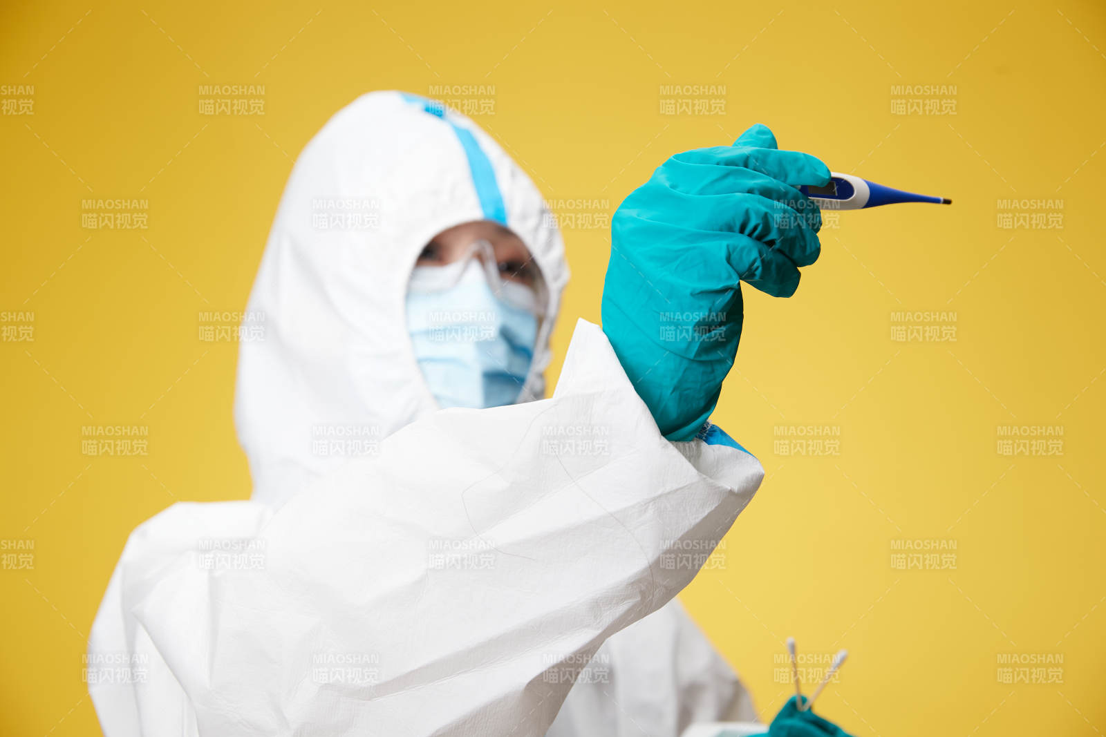 穿白色防护服佩戴护目镜口罩的防疫人员图片