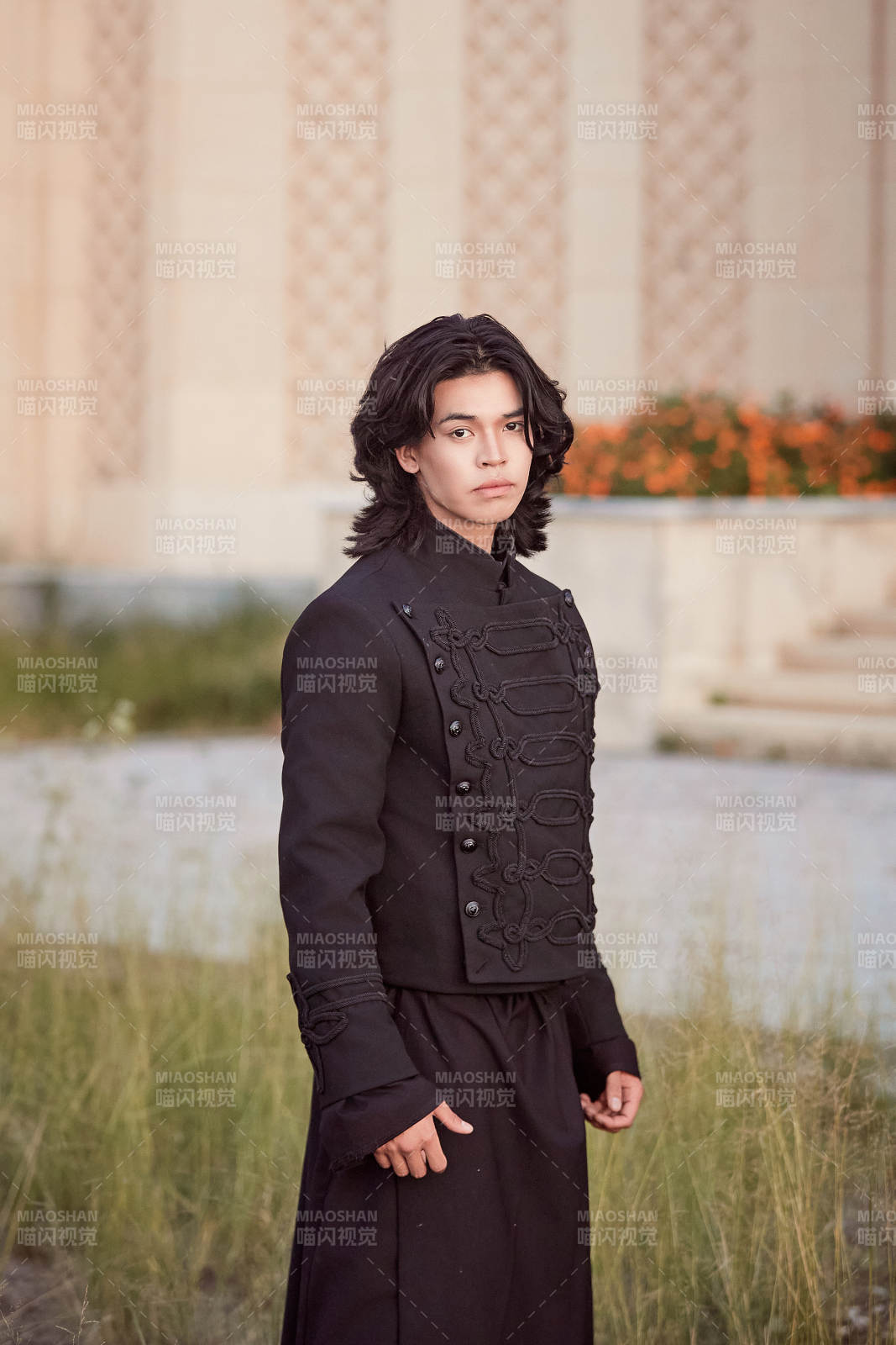 在湿地公园身穿蒙古族传统服饰的男子图片