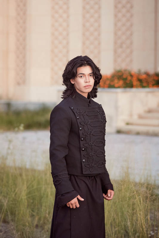 在湿地公园身穿蒙古族传统服饰的男子图片