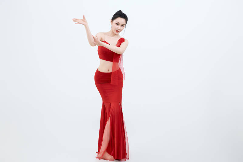 表演中国传统民族舞蹈傣族舞的美丽舞者图片