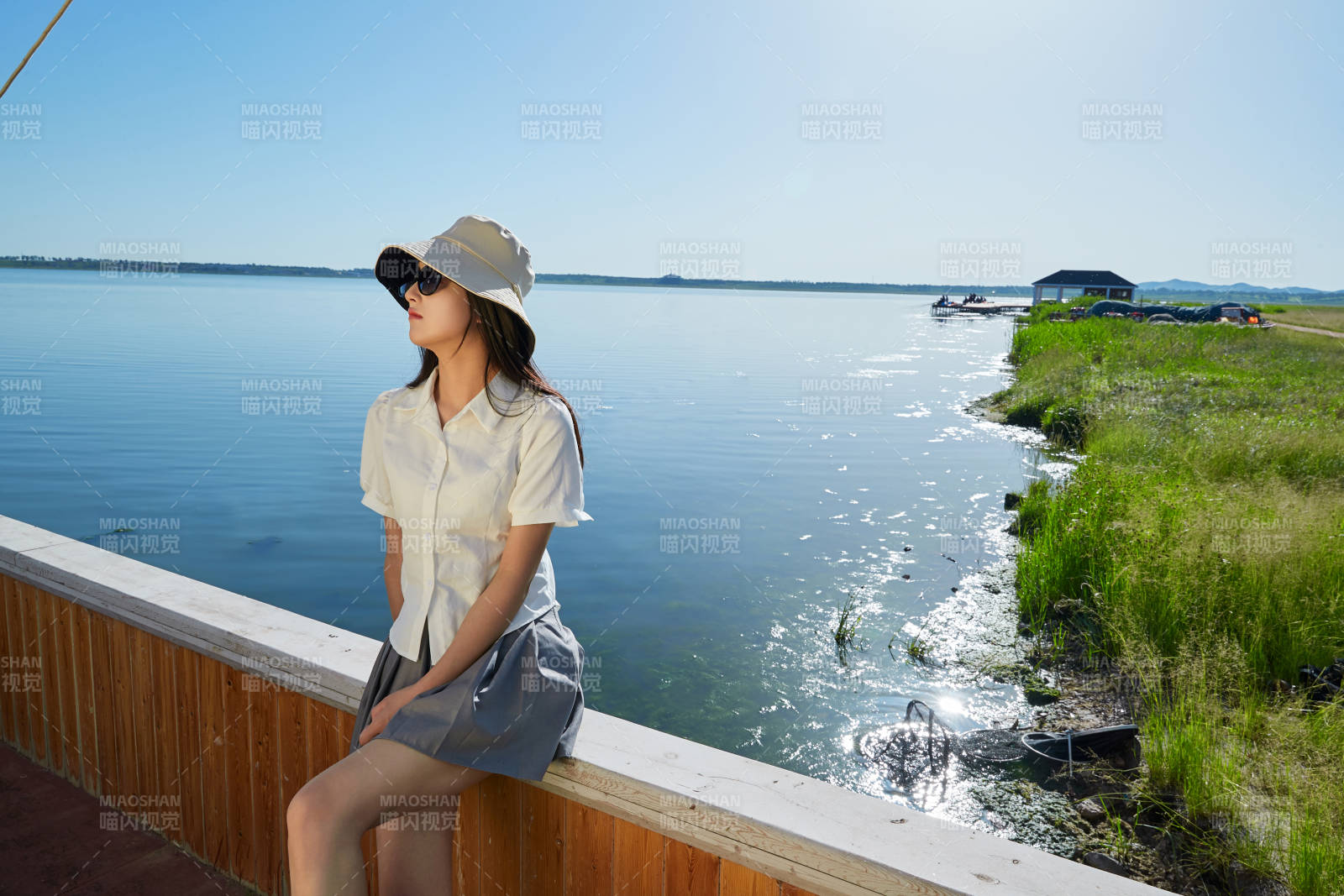 在湖畔木制帆船上的亚洲美女图片