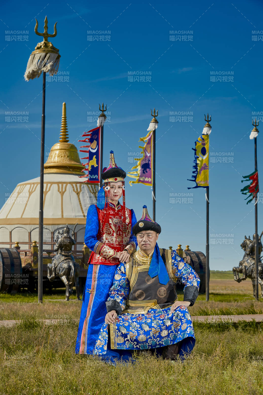 草原上蒙古包前穿蒙古族传统服饰的年轻夫妻图片