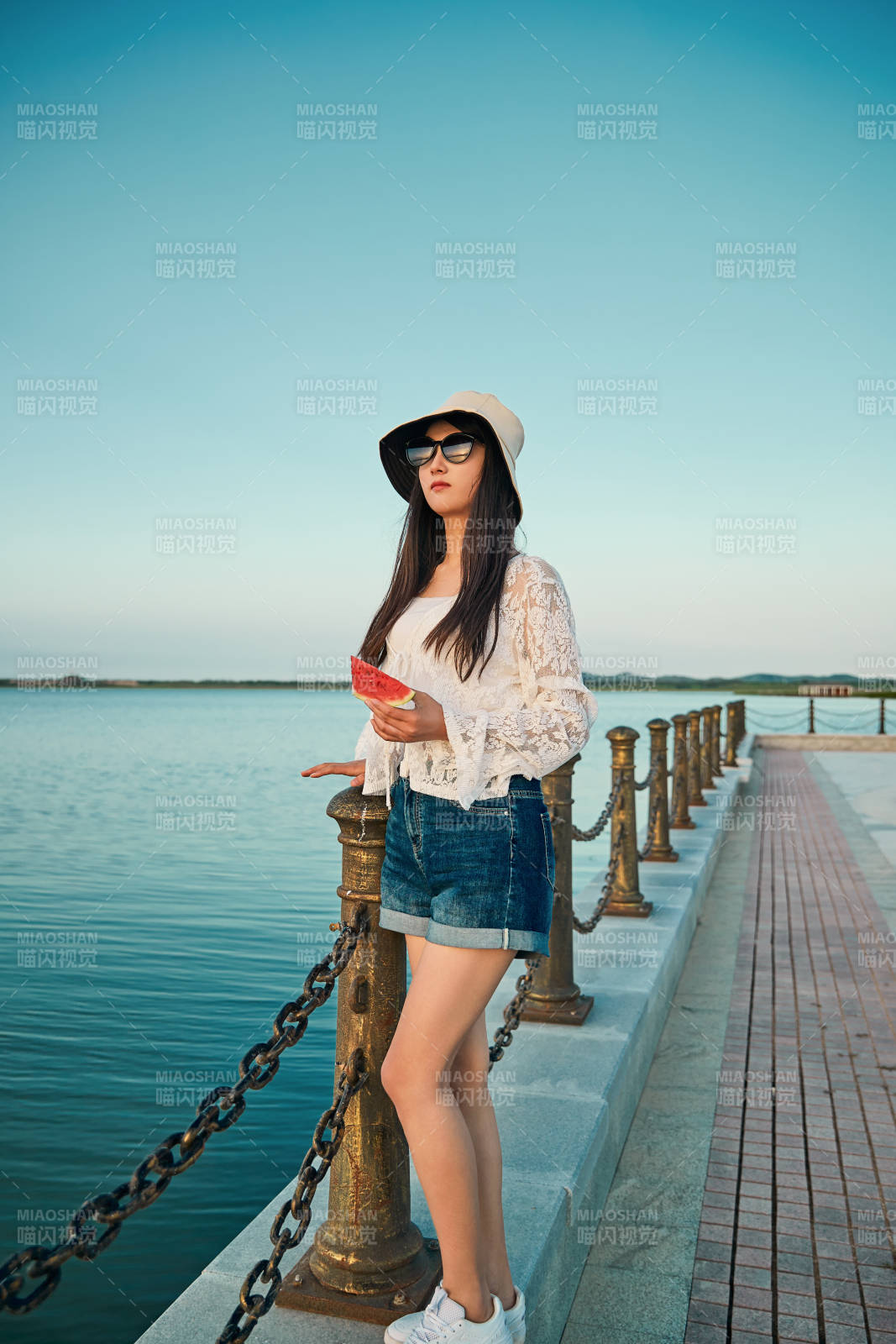 盛夏夕阳晚霞湖边码头看风景的少女图片