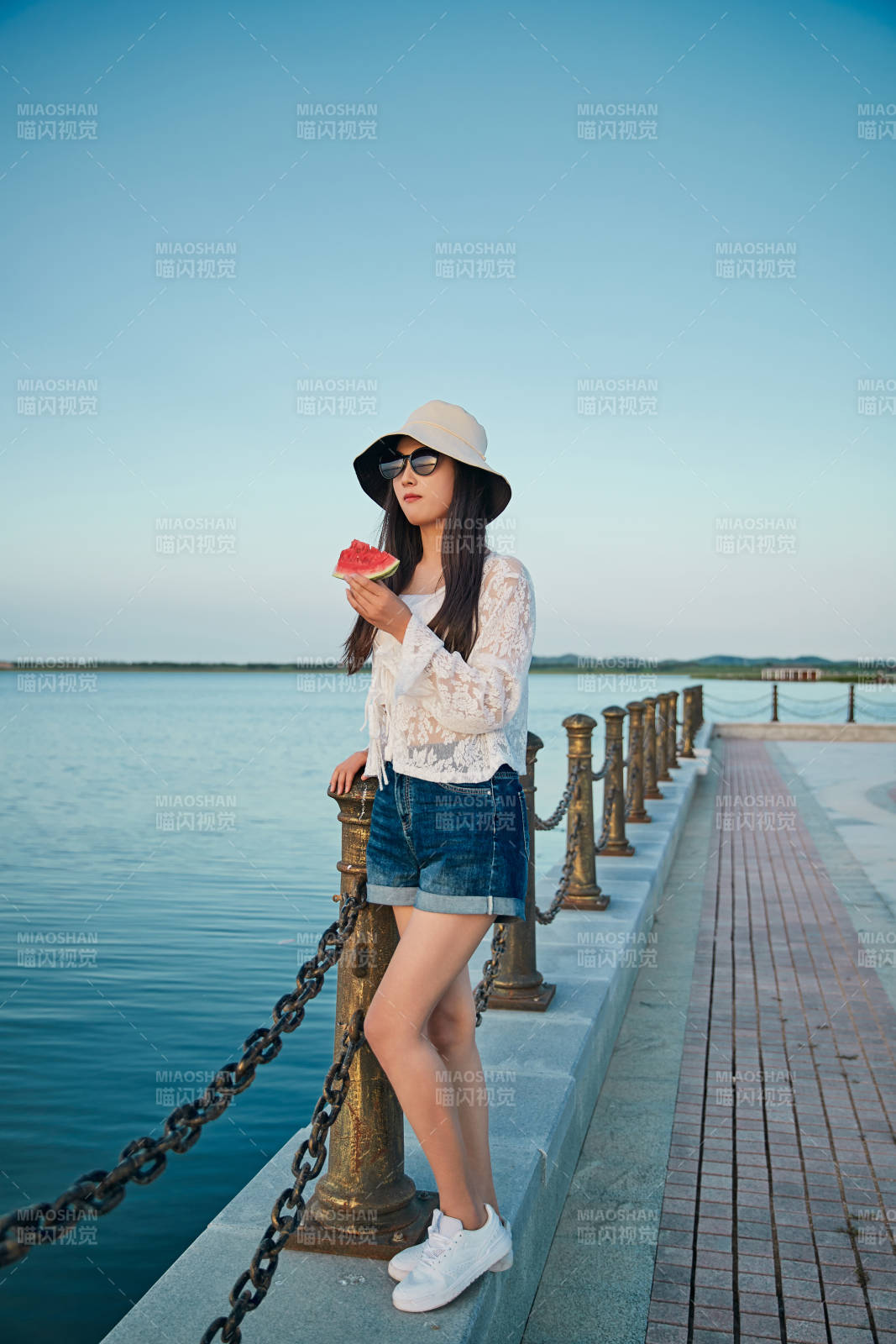 盛夏夕阳晚霞湖边码头看风景的少女图片