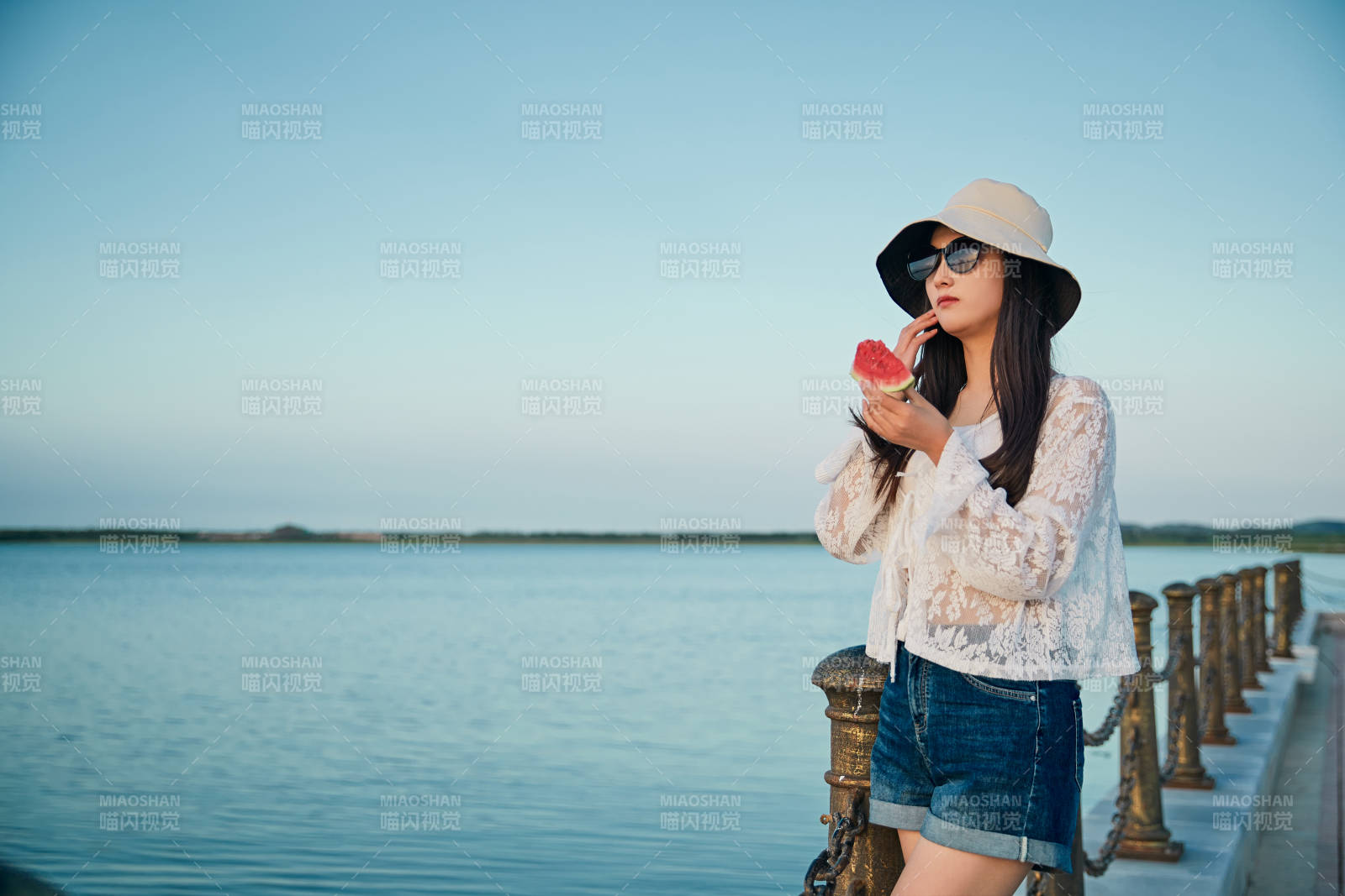 盛夏夕阳晚霞湖边码头看风景的少女图片