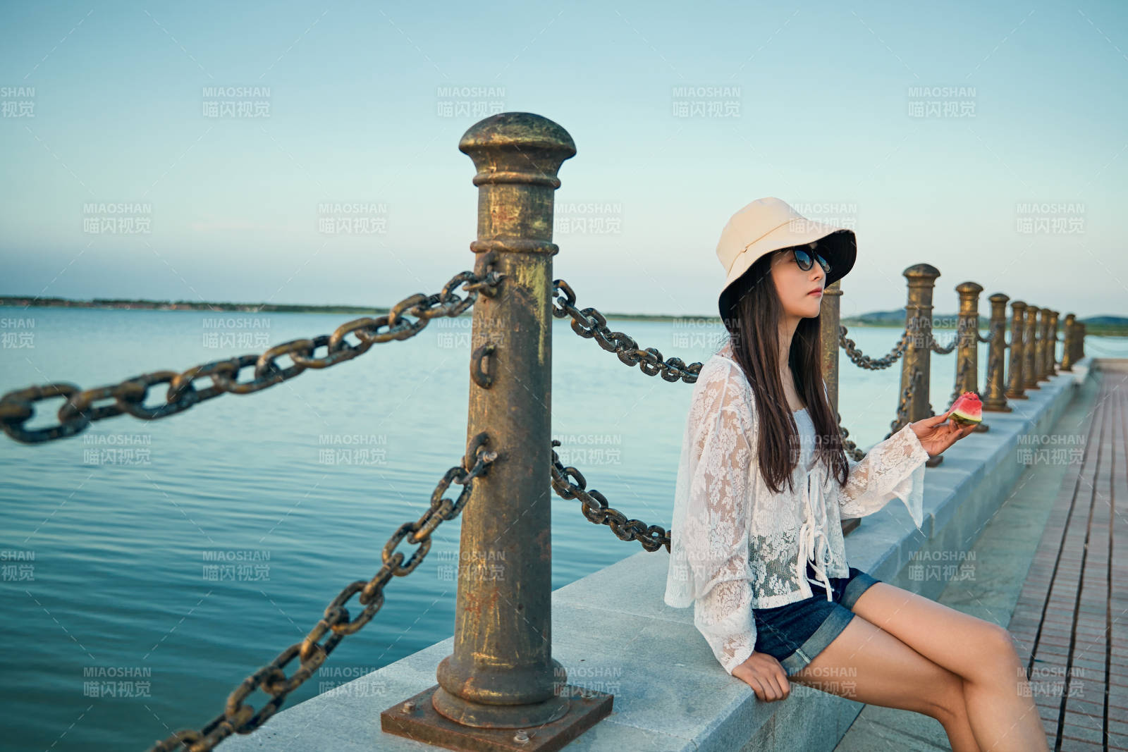 盛夏夕阳晚霞湖边码头看风景的少女图片