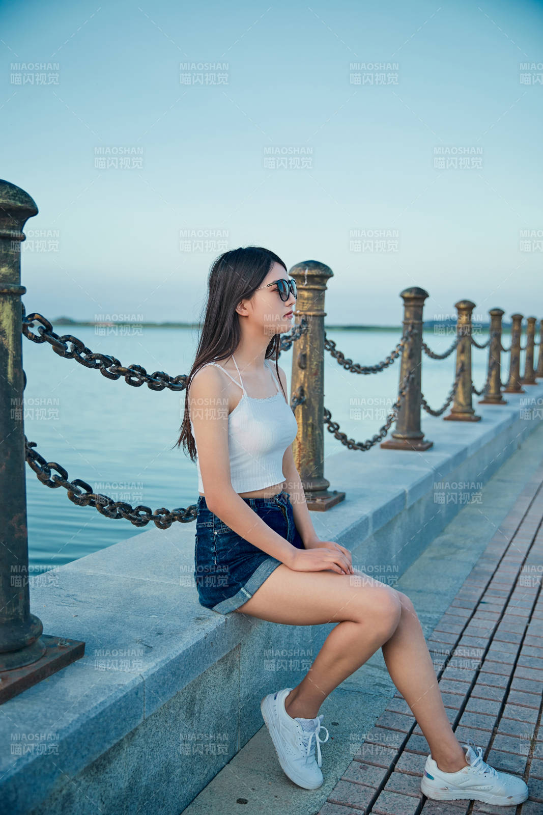 盛夏夕阳晚霞湖边码头看风景的少女图片