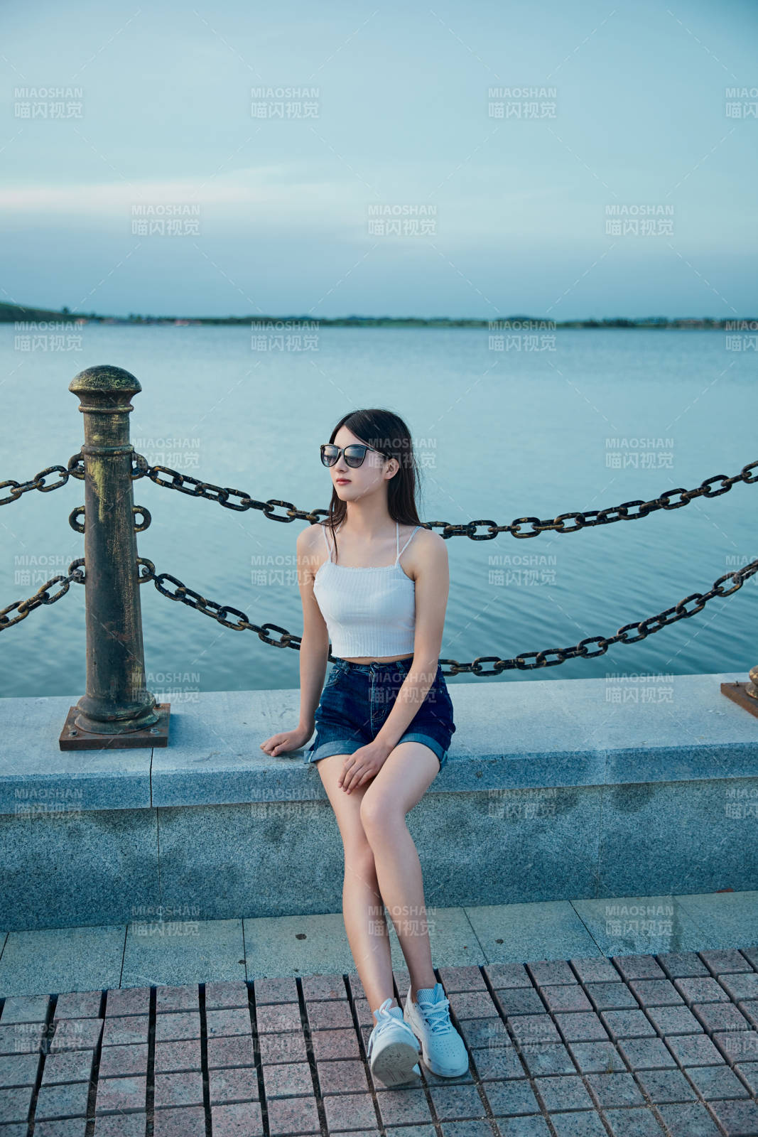 盛夏夕阳晚霞湖边码头看风景的少女图片