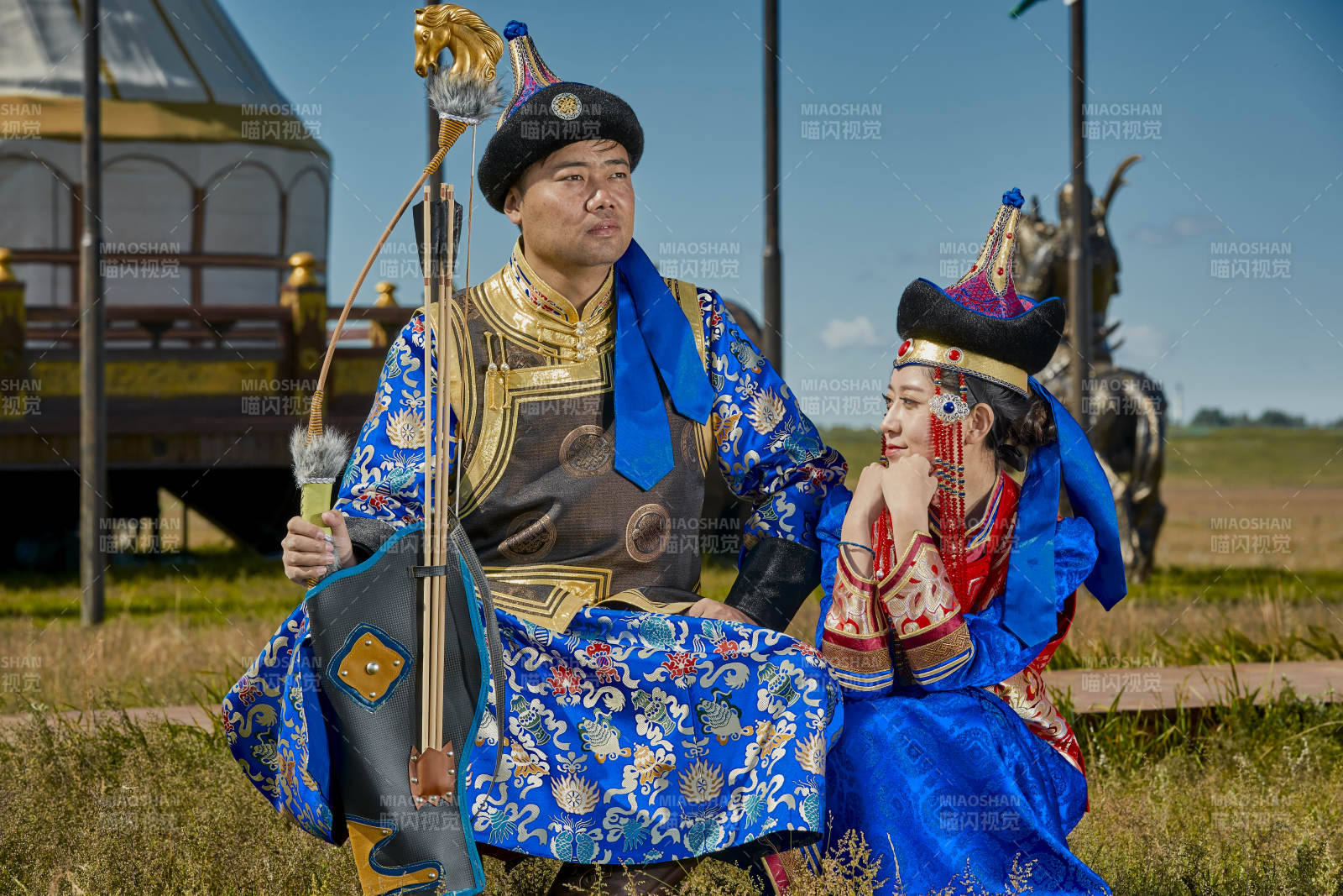 草原上蒙古包前穿蒙古族传统服饰的年轻夫妻图片