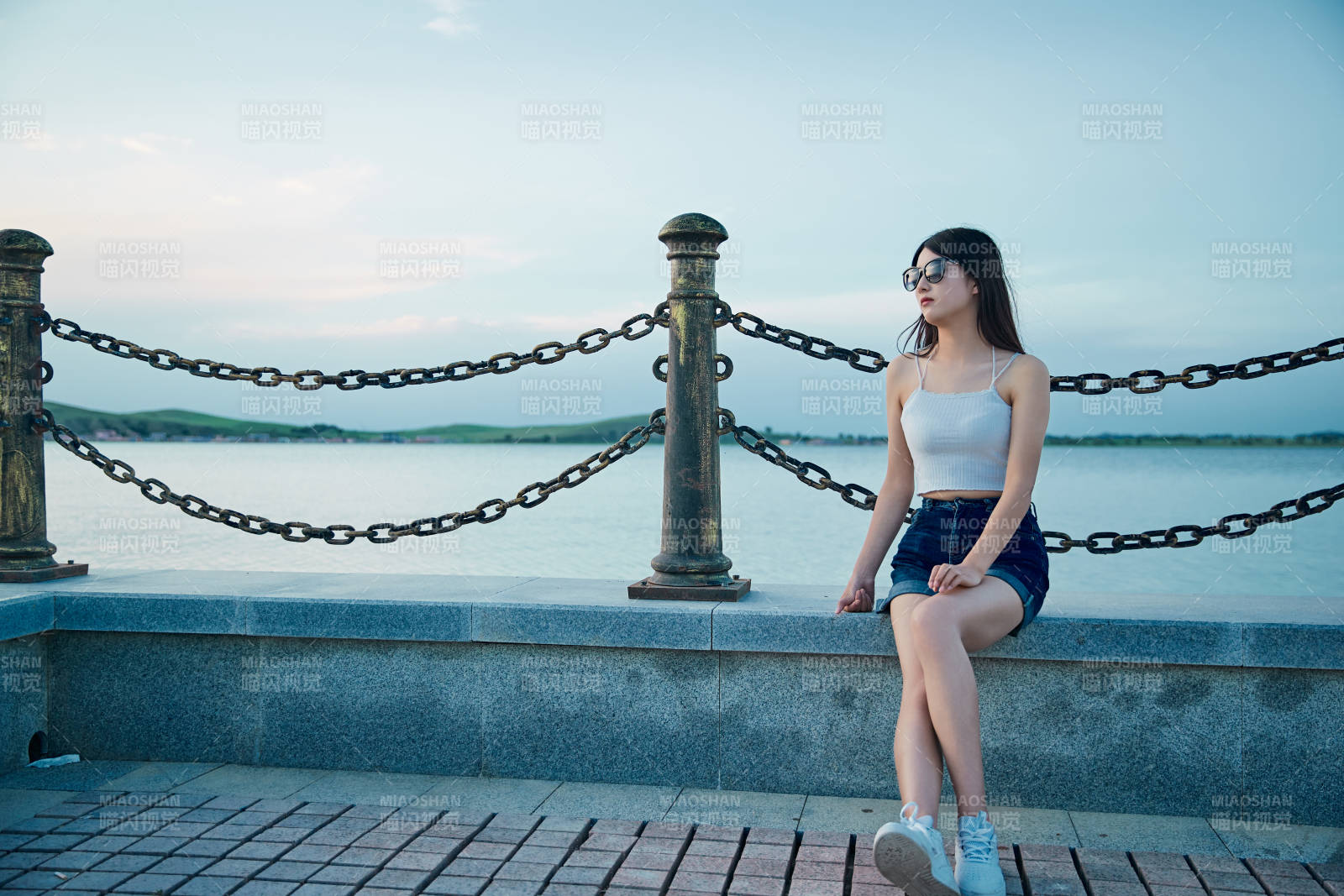 盛夏夕阳晚霞湖边码头看风景的少女图片