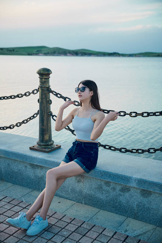 盛夏夕阳晚霞湖边码头看风景的少女图片