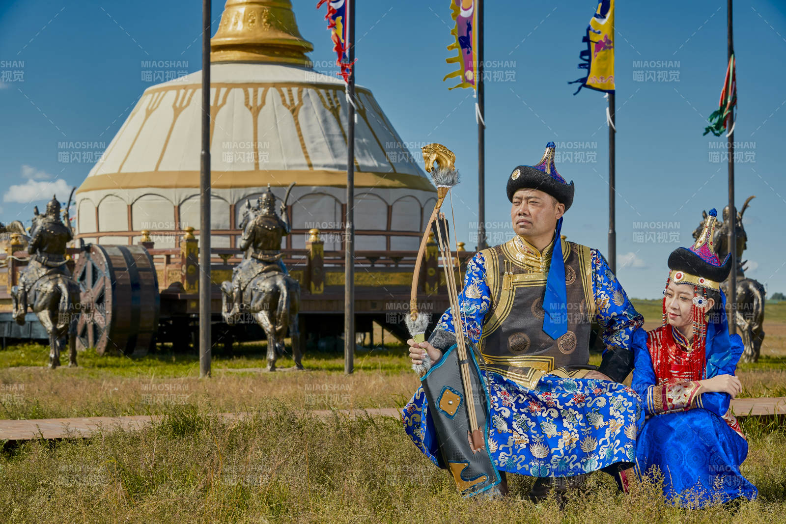 草原上蒙古包前穿蒙古族传统服饰的年轻夫妻图片