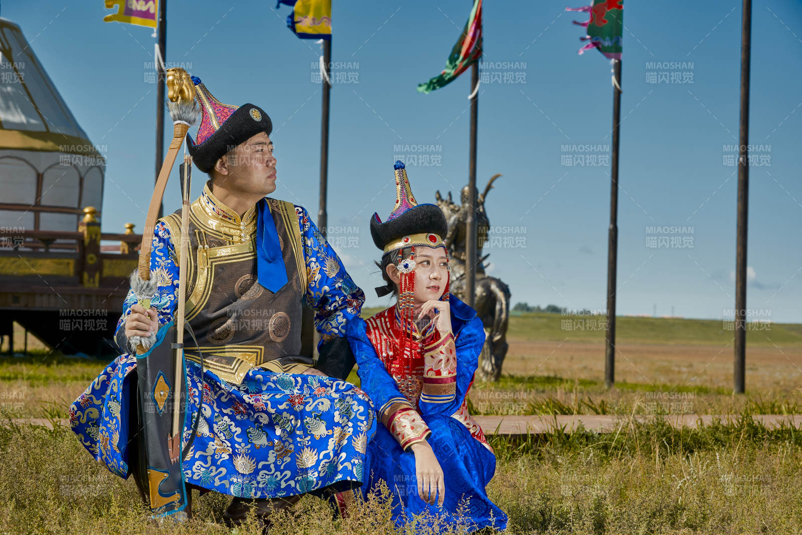 草原上蒙古包前穿蒙古族传统服饰的年轻夫妻图片