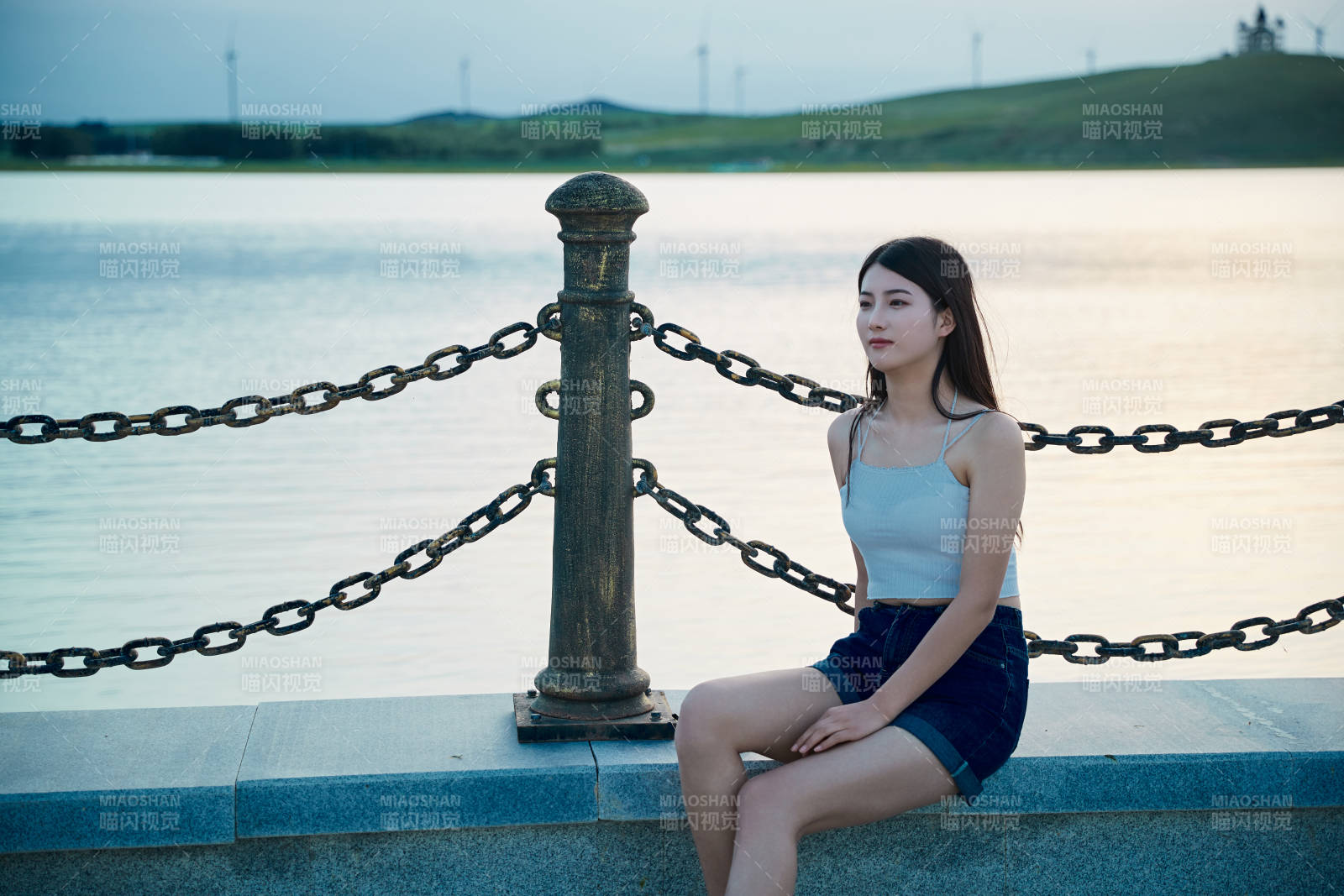 盛夏夕阳晚霞湖边码头看风景的少女图片